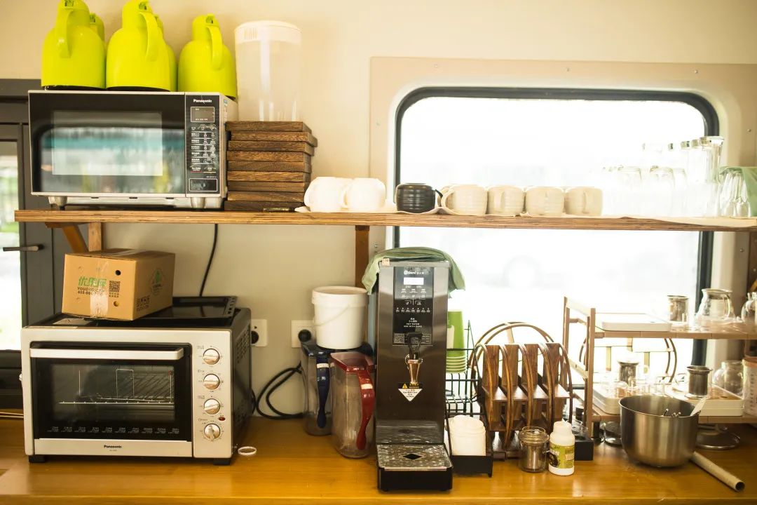 一部煥新家│傳統(tǒng)三件套已經(jīng)落伍，現(xiàn)在廚房流行這樣裝