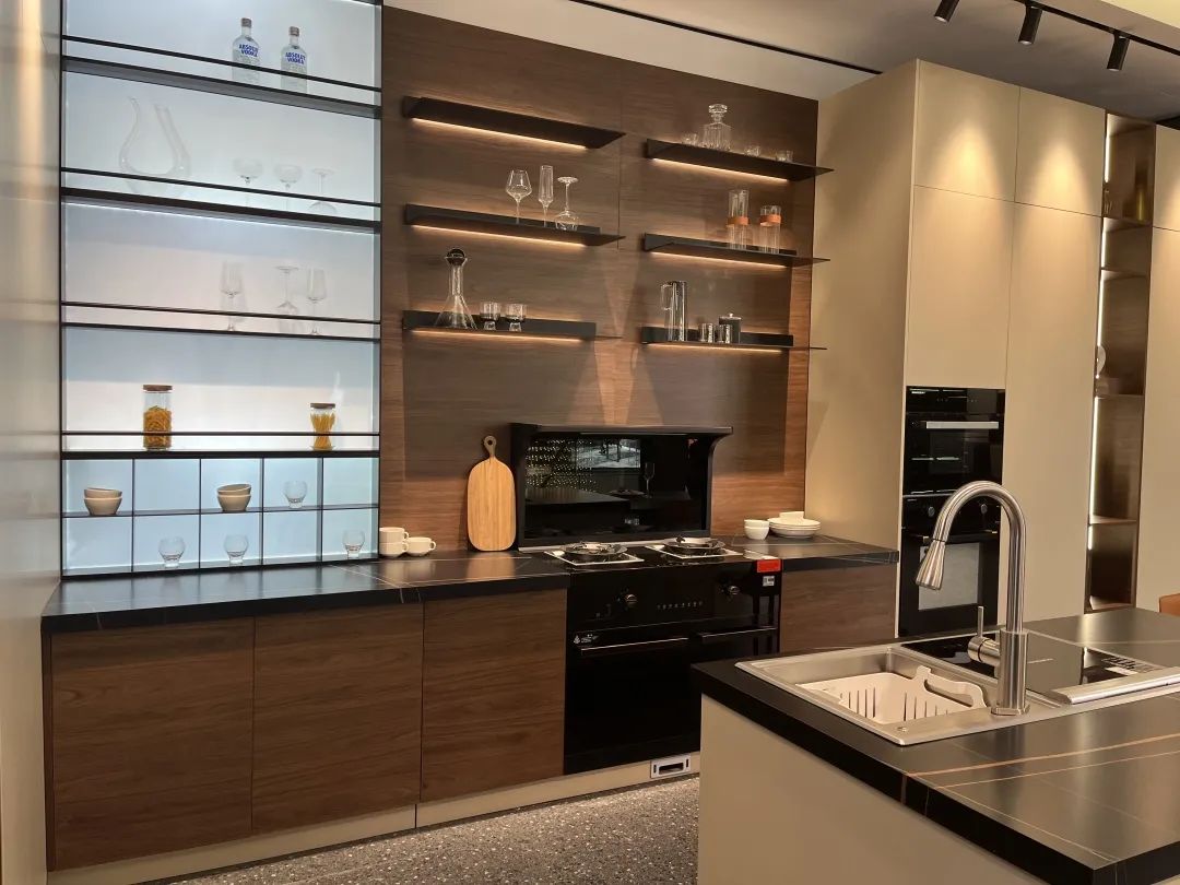 一部煥新家│傳統(tǒng)三件套已經(jīng)落伍，現(xiàn)在廚房流行這樣裝