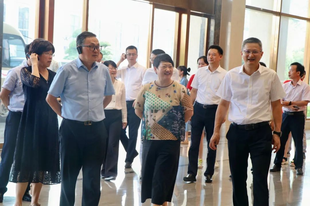 浙江寧波鎮(zhèn)海中學(xué)領(lǐng)導(dǎo)班子蒞臨集成灶品牌帥豐電器參觀調(diào)研 浙江寧波鎮(zhèn)海中學(xué)領(lǐng)導(dǎo)班子蒞臨集成灶品牌帥豐電器參觀調(diào)研