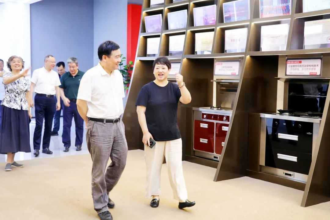 浙江省人大常委會(huì)黨組一行蒞臨集成灶品牌帥豐電器參觀調(diào)研！