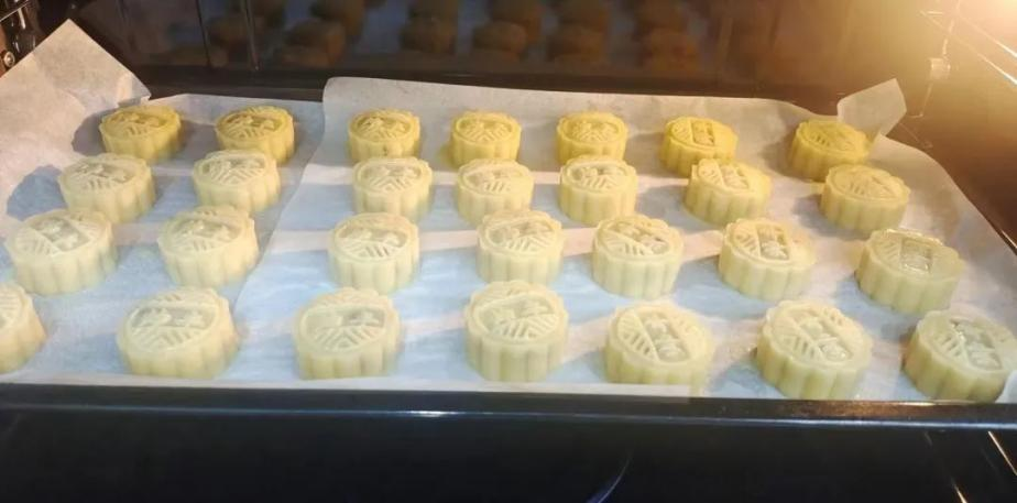 帥豐集成灶風(fēng)火輪蒸烤箱烤制的花式月餅，盡享中秋團(tuán)圓味！