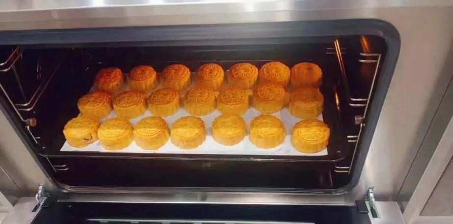 帥豐集成灶風(fēng)火輪蒸烤箱烤制的花式月餅，盡享中秋團(tuán)圓味！