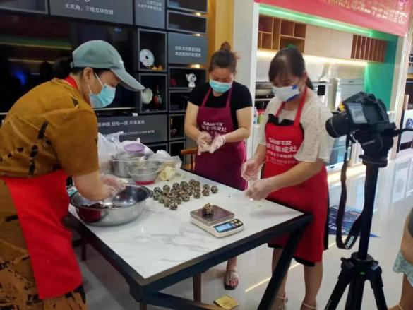 帥豐集成灶風(fēng)火輪蒸烤箱烤制的花式月餅，盡享中秋團(tuán)圓味！