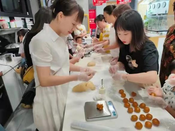 帥豐集成灶風(fēng)火輪蒸烤箱烤制的花式月餅，盡享中秋團(tuán)圓味！
