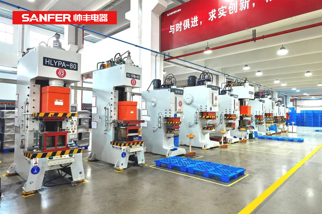 萬臺(tái)的倉儲(chǔ)空間來得及發(fā)貨嗎？別急！帥豐有AGV智能搬運(yùn)車