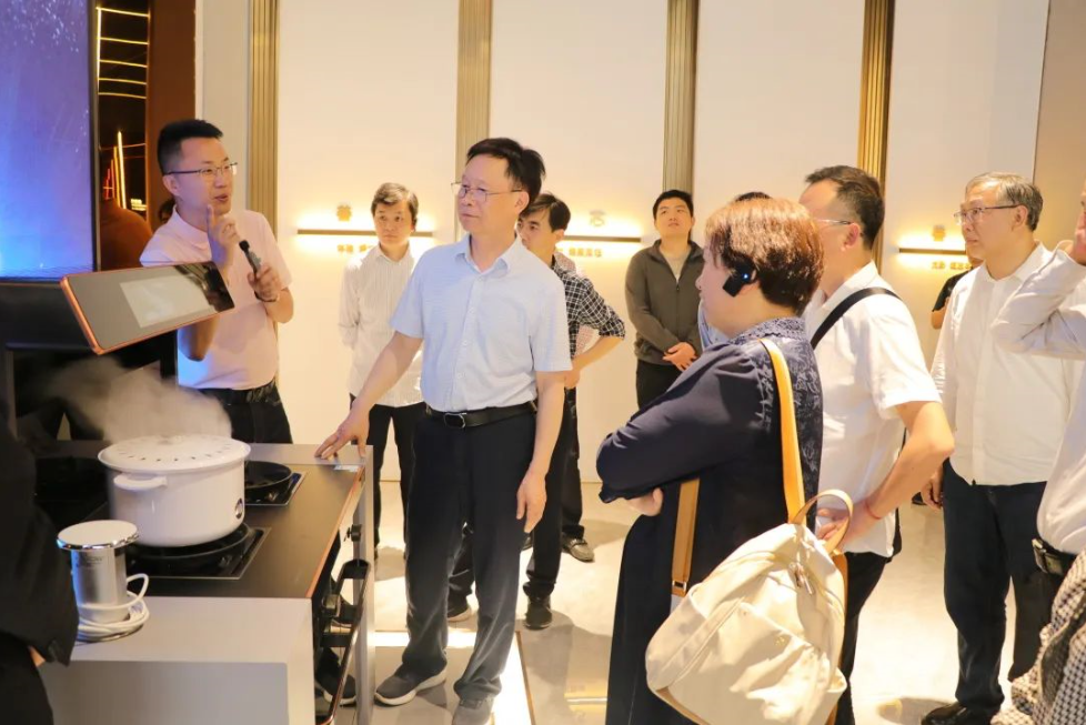 荊州市人大常委會黨組副書記、副主任鄧應(yīng)軍一行蒞臨帥豐調(diào)研指導，助力企業(yè)更好更快發(fā)展！