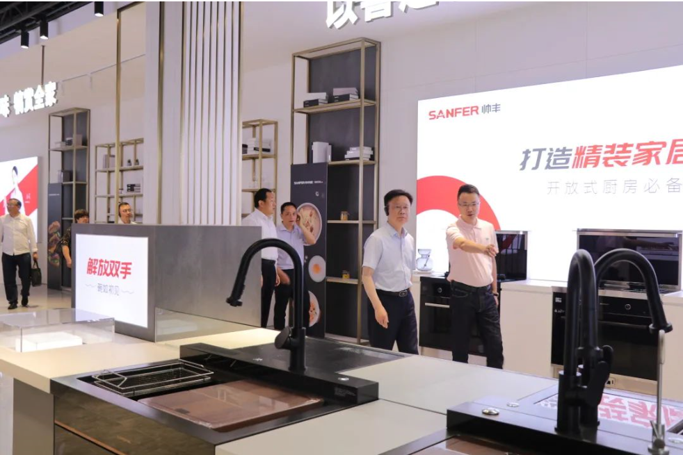 荊州市人大常委會黨組副書記、副主任鄧應(yīng)軍一行蒞臨帥豐調(diào)研指導，助力企業(yè)更好更快發(fā)展！