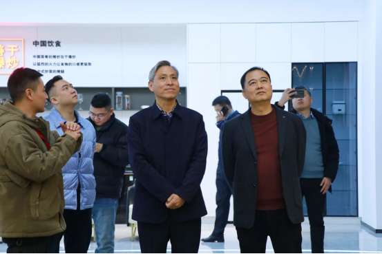 爭創(chuàng)新高，共促發(fā)展！安徽省固鎮(zhèn)縣委書記沈明舉一行蒞臨帥豐電器參觀調研