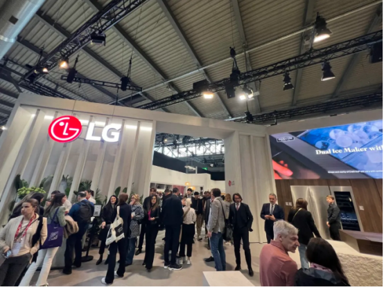 董事長商若云帶隊探知米蘭家具展，洞察國際家居設(shè)計新趨勢