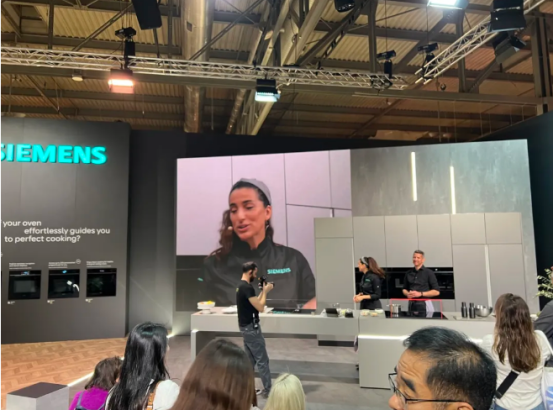 董事長商若云帶隊探知米蘭家具展，洞察國際家居設(shè)計新趨勢