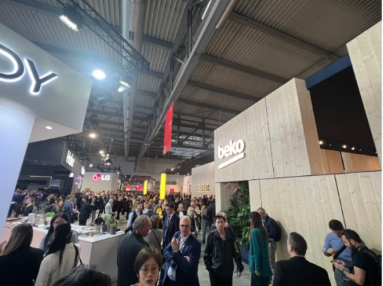 董事長商若云帶隊探知米蘭家具展，洞察國際家居設(shè)計新趨勢