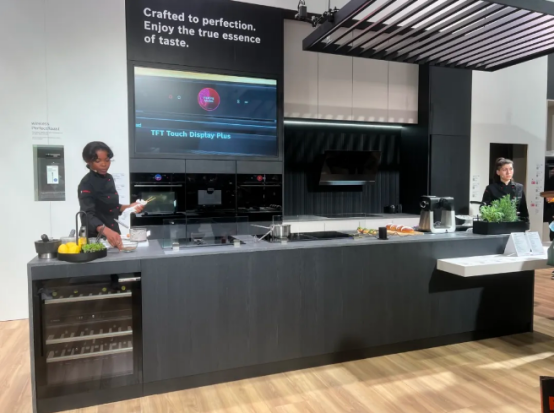 董事長商若云帶隊探知米蘭家具展，洞察國際家居設(shè)計新趨勢