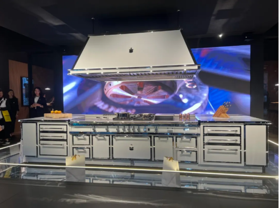 董事長商若云帶隊探知米蘭家具展，洞察國際家居設(shè)計新趨勢