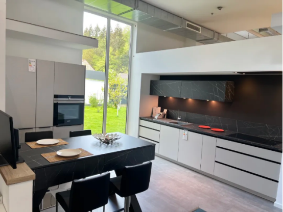 與國(guó)際先進(jìn)理念接軌，全力打造一站式高端全屋定制