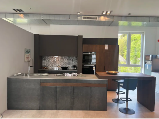 與國(guó)際先進(jìn)理念接軌，全力打造一站式高端全屋定制