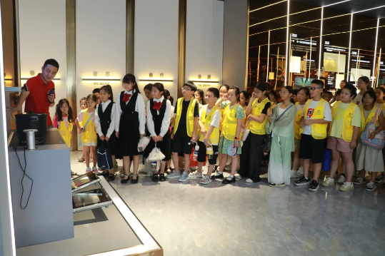 董事長商若云攜手舉辦愛心夏令營活動，點亮孩子們的精彩暑期！