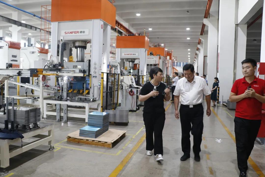 大國品牌|紹興市人大常委會(huì)主任譚志桂一行走訪帥豐電器，大力稱贊帥豐實(shí)力