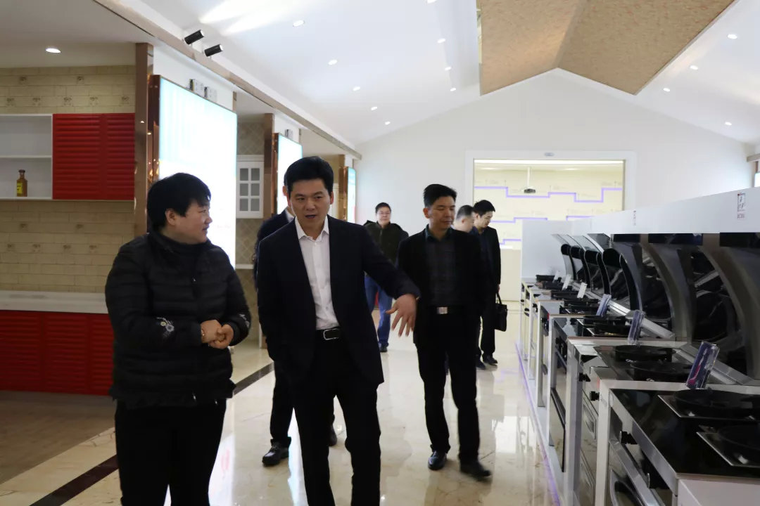 嵊州市長嚴(yán)鋼蒞臨指導(dǎo)，帥豐謹(jǐn)記叮囑，2019繼續(xù)領(lǐng)航嵊州廚電行業(yè)發(fā)展！