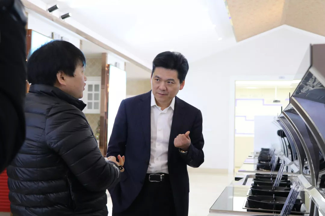 嵊州市長嚴(yán)鋼蒞臨指導(dǎo)，帥豐謹(jǐn)記叮囑，2019繼續(xù)領(lǐng)航嵊州廚電行業(yè)發(fā)展！