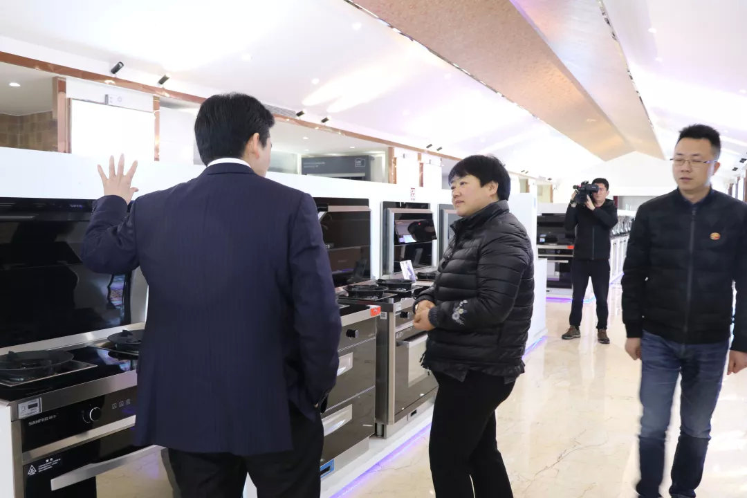 嵊州市長嚴(yán)鋼蒞臨指導(dǎo)，帥豐謹(jǐn)記叮囑，2019繼續(xù)領(lǐng)航嵊州廚電行業(yè)發(fā)展！