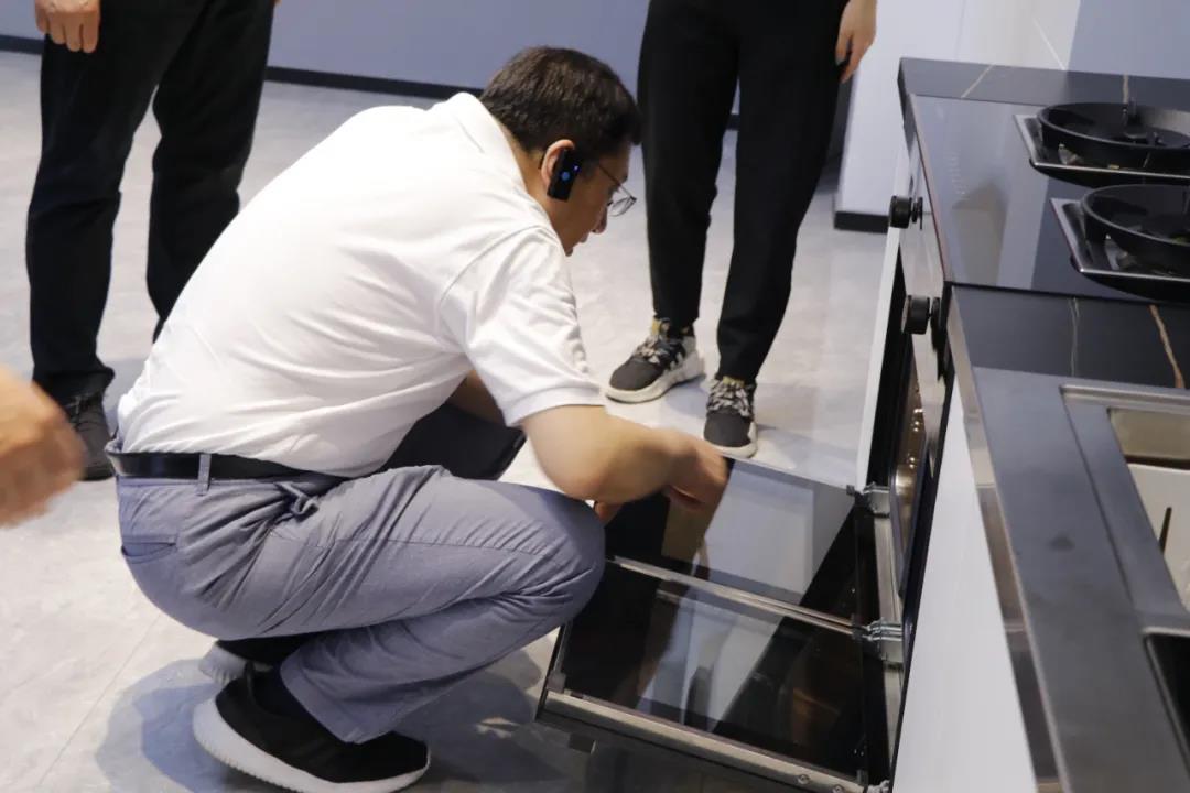 領(lǐng)勢而上，實力榮耀|“中國廚具之都”評審組專家走進帥豐，考察指導相關(guān)工作