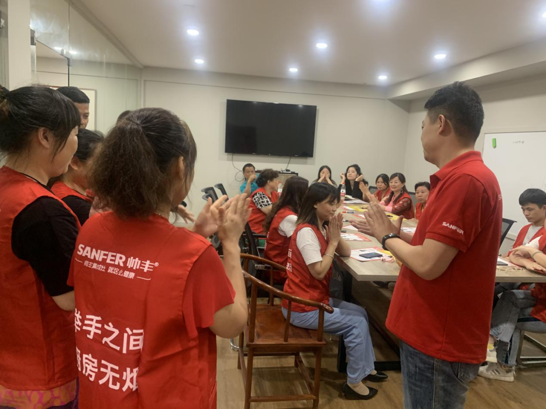 向帥豐電器優(yōu)秀經(jīng)銷商張熙明學習，共同目睹門店風采