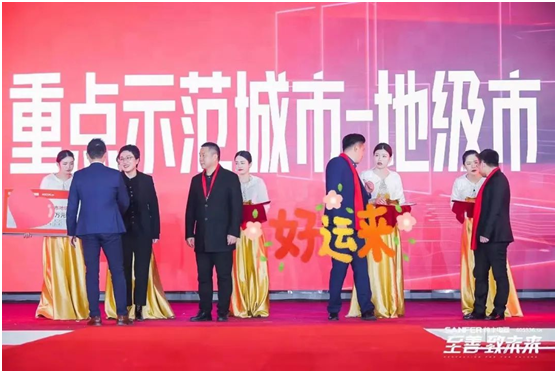 帥豐集成灶大商豐采，了解安徽蚌埠劉總服務(wù)標(biāo)準(zhǔn)化背后的故事