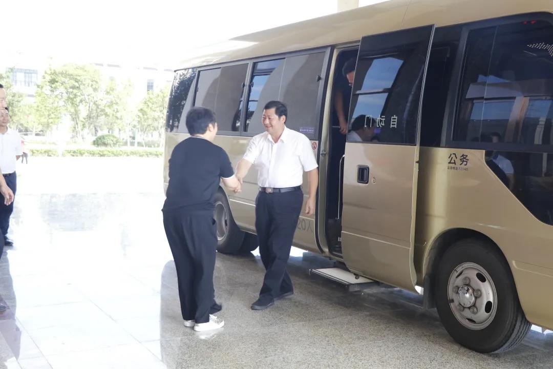 大國品牌|紹興市人大常委會主任譚志桂一行走訪帥豐電器，大力稱贊帥豐實(shí)力